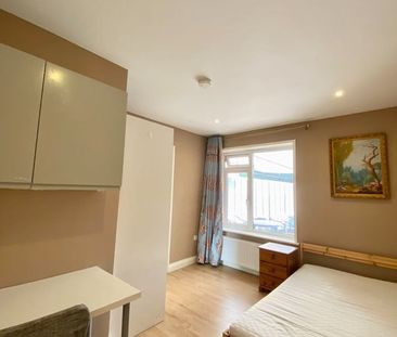 5 Bed Semi-Detached House, Mayfield Road, SO17 - Photo 2