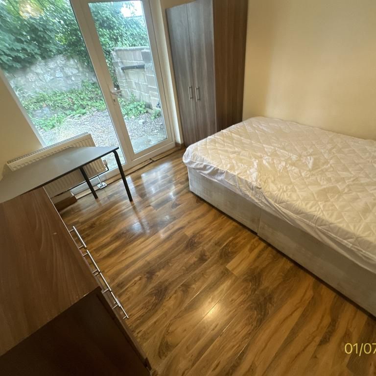 1 bedroom in a house share to rent - Photo 2