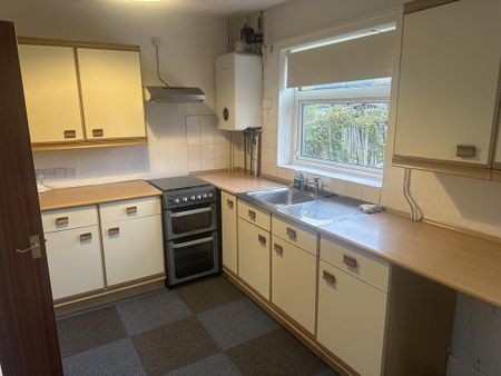 3 bedroom semi-detached house to rent - Photo 5