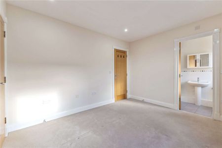 Stunning two bathroom apartment with underground parking in the heart of St Albans - Photo 3