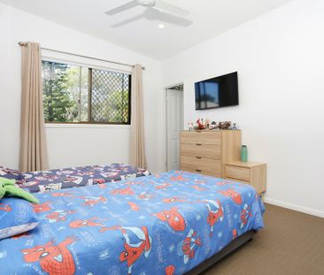 5 BEDROOM HOME WITH FREE STANDING ONE BEDROOM GRANNY - Photo 5