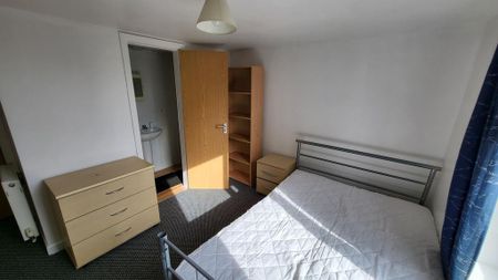 1 bedroom in a house share to rent - Photo 2