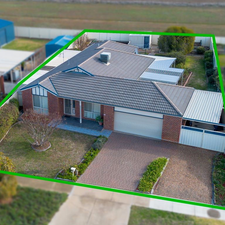 Spacious Family Home! - Photo 1