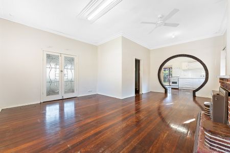 Large family home in great location: 2 Bedrooms plus Sunroom, Games Room & Huge Backyard! - Photo 5