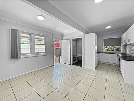 4 Bedroom Home including Water - Photo 4