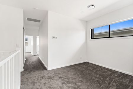 Near New 4 Bedroom Townhouse - Photo 2