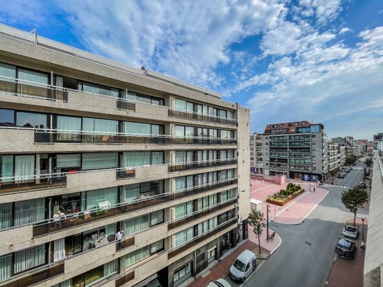 Aangename penthouse met ruim zonneterras gelegen op de Kustlaan vlakbij het Lichttorenplein. - Foto 1