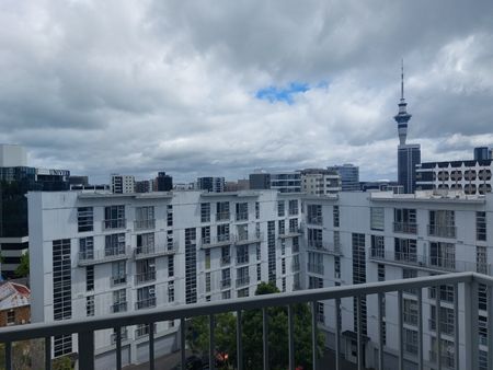 Two Level Apartment with Views Towards The Skytower - Photo 2