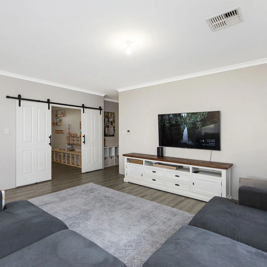 Stylish, Spacious & Seconds from the Sea - With Rear Roller-Door Access - Photo 1