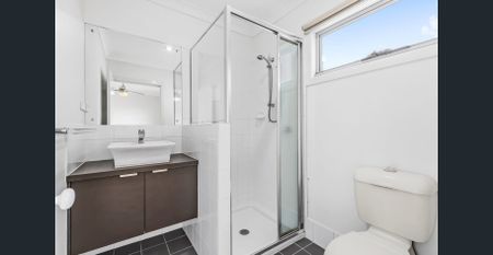 3 level townhouse with city views - Photo 2