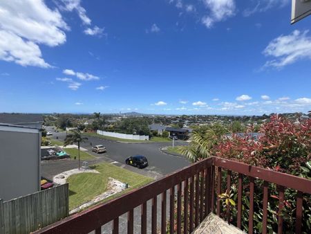 3-Bedroom Hillcrest Gem with Rangitoto Views - Photo 4