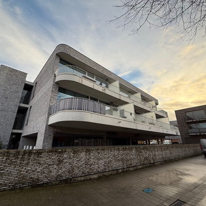 TE HUUR: Éenslaapkamerappartement met autostaanplaats en berging! - Photo 1