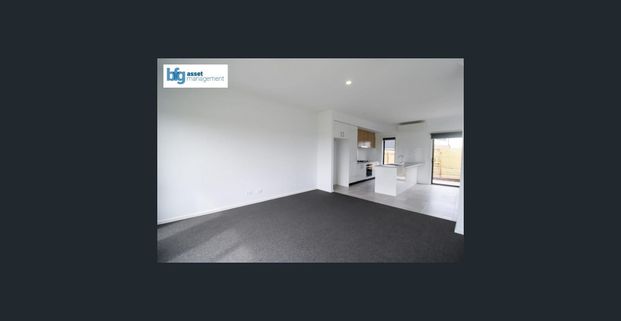 Modern 3-Bedroom Townhouse with A/C upstairs - Photo 1