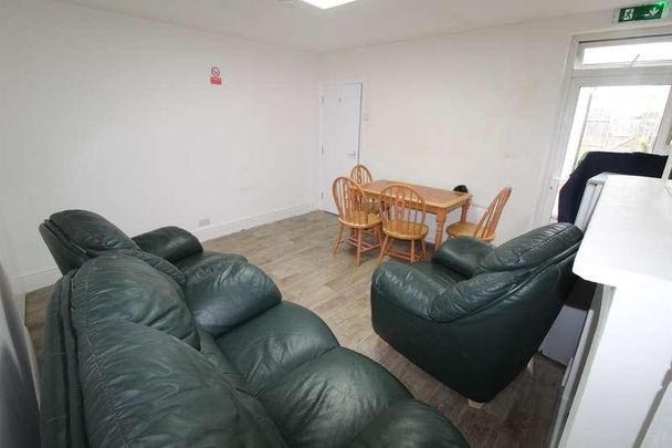 Mead Road, London, HA8 - Photo 1