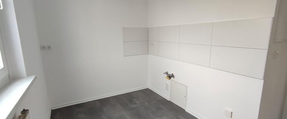 Einziehen und Wohlfühlen...neu gefliestes Bad - sofort anmieten zum Sondermietpreis - Foto 1