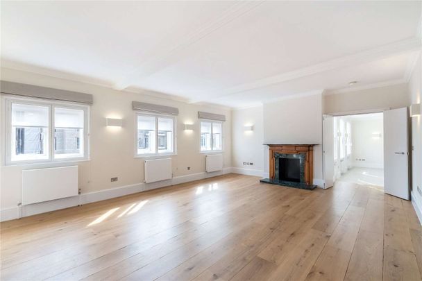 A beautiful third floor apartment (with lift) in a period building situated moments from Sloane Square and the amenities of Pavilion Road. - Photo 1