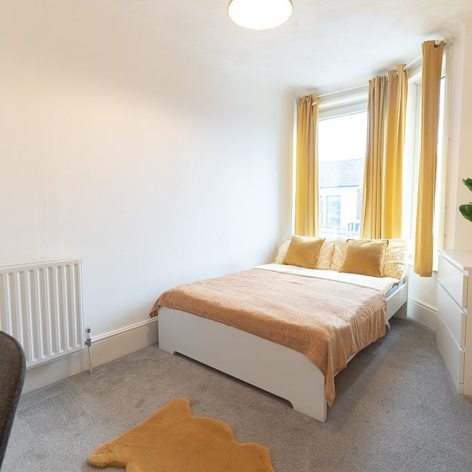 5 Bed End Terrace, St. Denys Road, SO17 - Photo 1