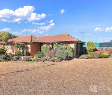 Beautifully Presented Family Home in Prime Melton West Location! - Photo 2