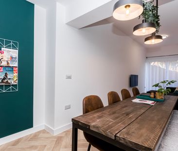 EN-SUITE ROOM TO LET IN QUIET PROFESSIONAL HOUSE - Photo 2