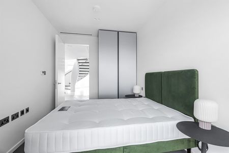 Available from Now - 3 Bed Apartment, Furnished - Photo 5