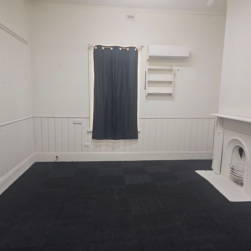 Close to City Centre - Available Now - Photo 1