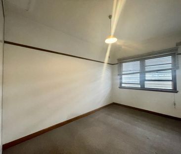 Oversized Unit with Air Con at Heart of Riverwood - unit above a shop - Photo 3