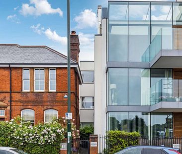 Fabulous newly refurbished two bedroom penthouse overlooking the river Thames with allocated parking - Photo 1