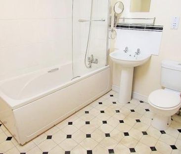 2 bedroom Town house To Let - Photo 6