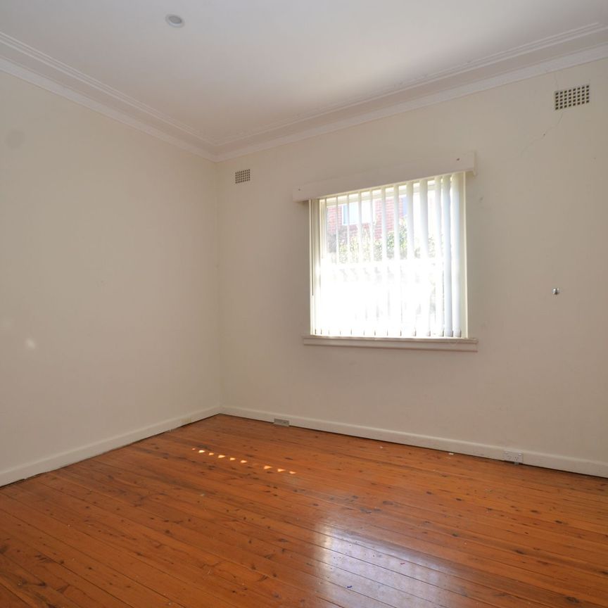 Spacious 4 Bedrooms Brick House - Photo 1