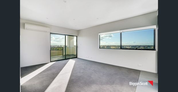 Top Floor Apartment with Amazing Views! - Photo 1
