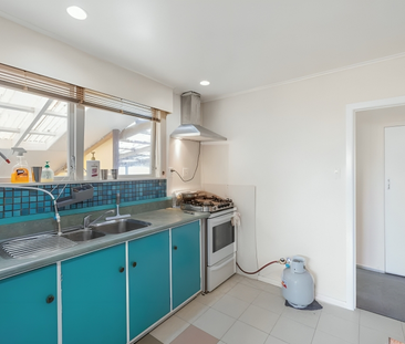 Large Family Home - 3 Double Bedroom Lynfield - Photo 3