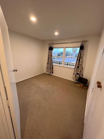 Large family home-Top schools,views,beach and bus - Photo 5