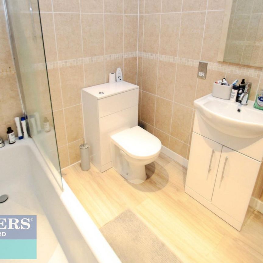 2 bedroom Flat To Let - Photo 1