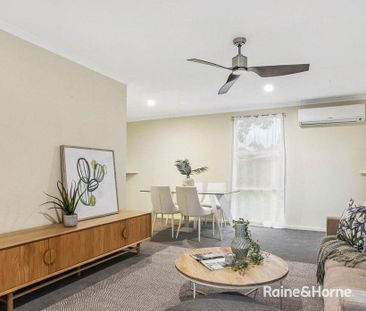 Family Home in Central Cranbourne!! - Photo 1