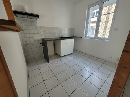 Location Maison 3 pièces 53m² ST JEAN D ANGELY 17400 - Photo 2