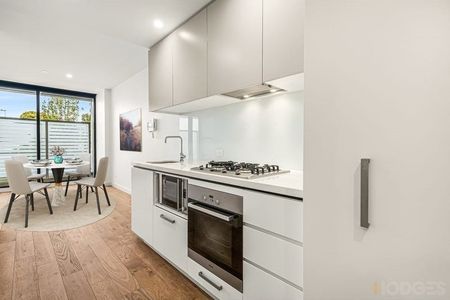 Light Filled Modern Apartment - Photo 3