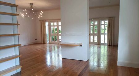 THURSDAY- Phone for the viewing time - Photo 2