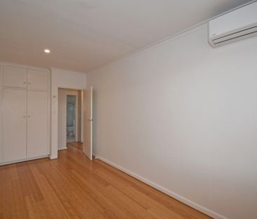 Spacious Apartment in the Heart of Bentleigh - Photo 3