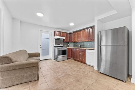 240 Blackburn, Sandy Hill, Ottawa, ON - Photo 2