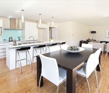 Modern, Private 4 Bedroom Home in Onehunga - Photo 4