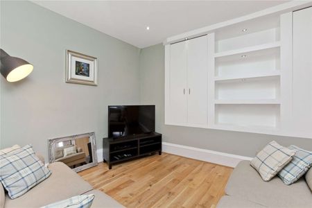 A fantastic furnished flat that is situated in the heart of Edinburgh's historic Old Town, on the edge of the Royal Mile, this desirable flat lies on the first floor of a classical Victorian - Photo 5