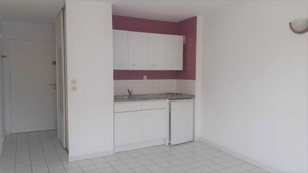 NIMES CENTRE/LYCEE DHUODA - RUE HENRI IV - STUDIO 21.32 M2 AU 1ER ETAGE - Photo 4