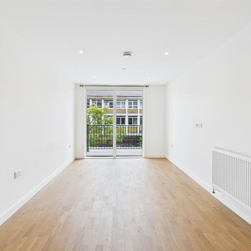 The Broadway, Crawley - Photo 1