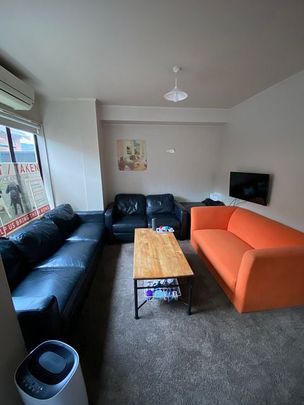 Spacious Flat in North Dunedin - Photo 1