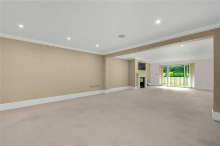 Impressive ground floor apartment situated in a sought after gated development within a mile radius of Weybridge mainline train station. - Photo 3