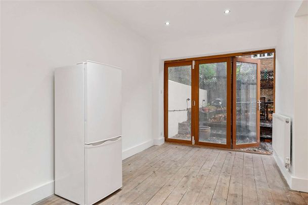 A superb garden apartment on a beautiful street in Islington. - Photo 1