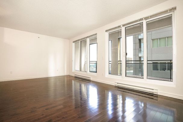 Le 400 Sherbrooke Ouest is located a few steps away from Montreal's Quartier des Spectacles. - Photo 1