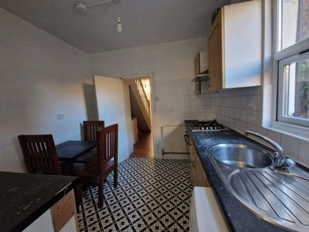 6 bedroom flat share to rent - Photo 2