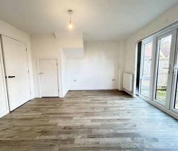 2 Bedroom House - Mid Terrace To Let - Photo 2