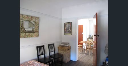 Commute with ease/ Work from home ! Renovated, open plan living, walkable lifestyle, close to transport and shops. - Photo 2